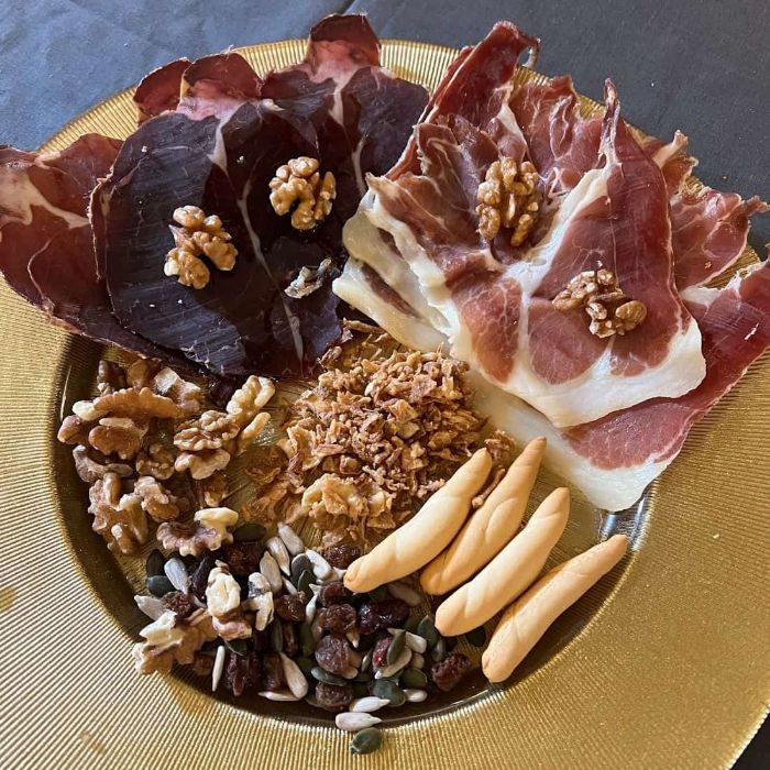 Tabla de embutidos con cecina, jamón, nueces y pasas